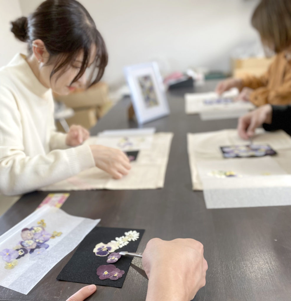 押し花レッスンの最中、生徒さんの様子