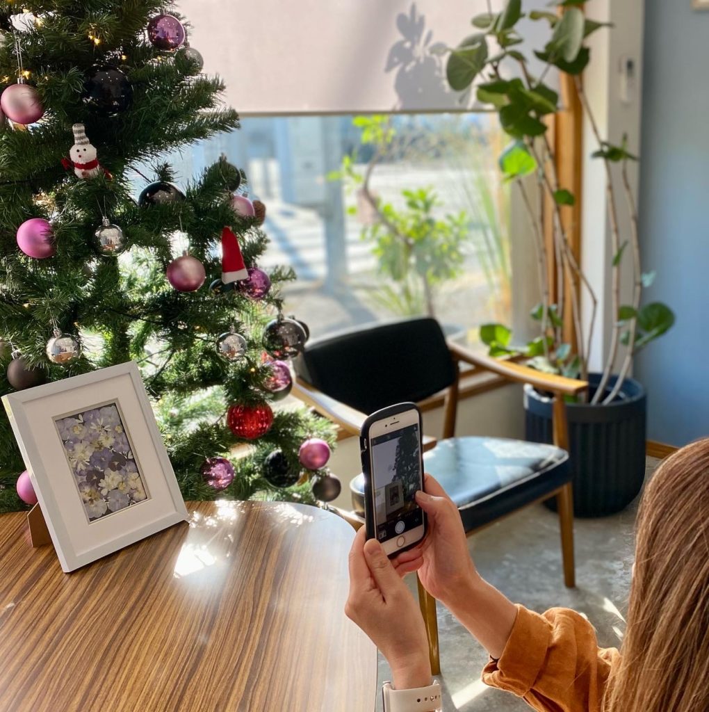 出来上がった押し花作品を撮影中